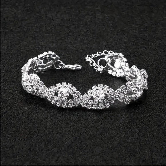 Jewelry - Elegant Silver Crystal Link Bracelet - Women's Jewelry New NWT